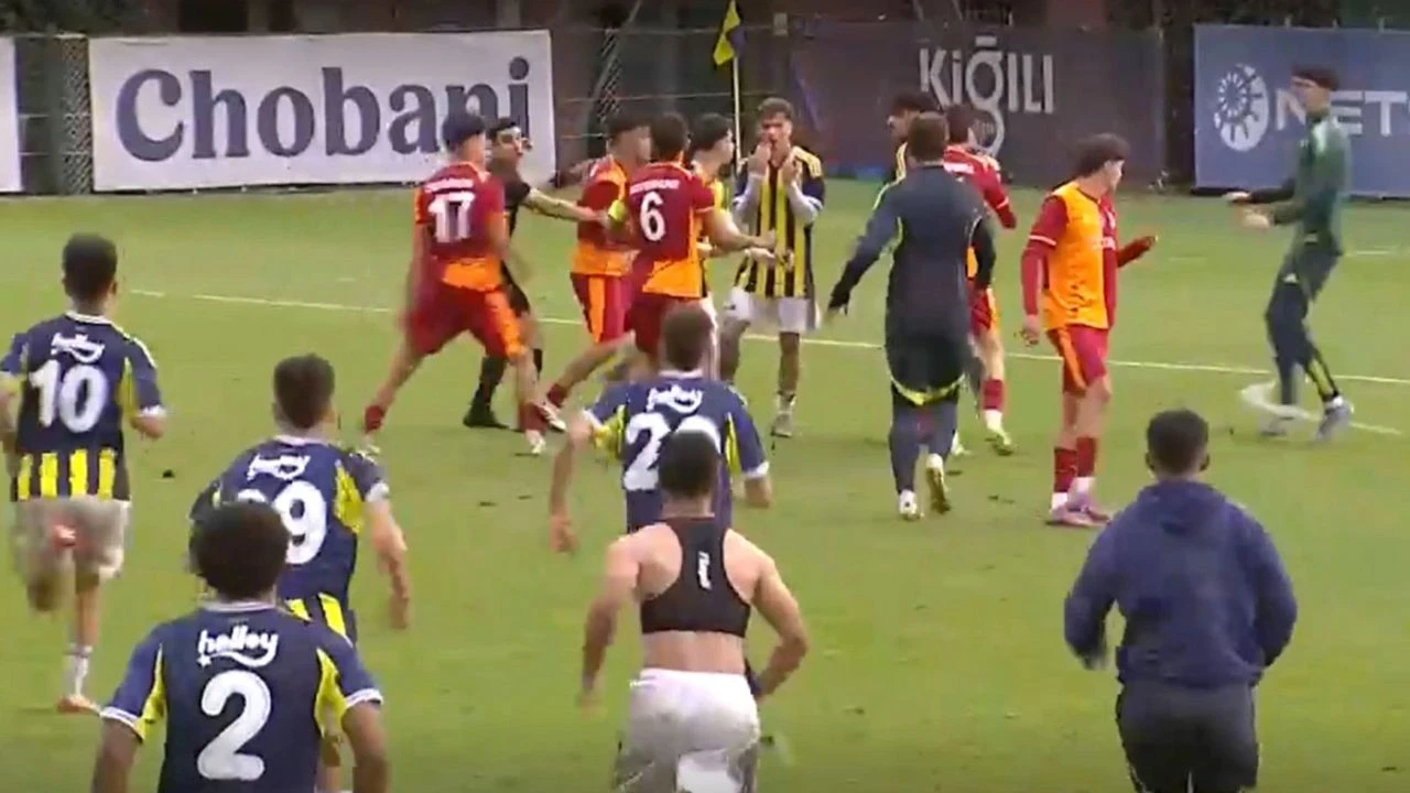 U19 Derbisinde Fenerbahçe'den Olaylı Galibiyet! Maç Sonu Sahada Şok Gerilim