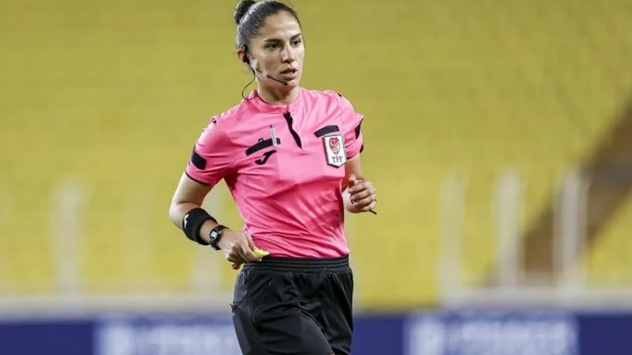 Süper Lig'de Tarihi An: 22 Yıl Sonra Kadın Hakem Sahada!