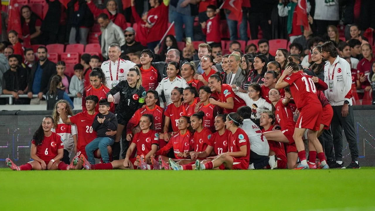 A Milli Kadınlarımız B Ligi'nde Kaldı! Başkan Erdoğan'dan Teşekkür ve Gürsel Aksel Stadı'na Tam Not