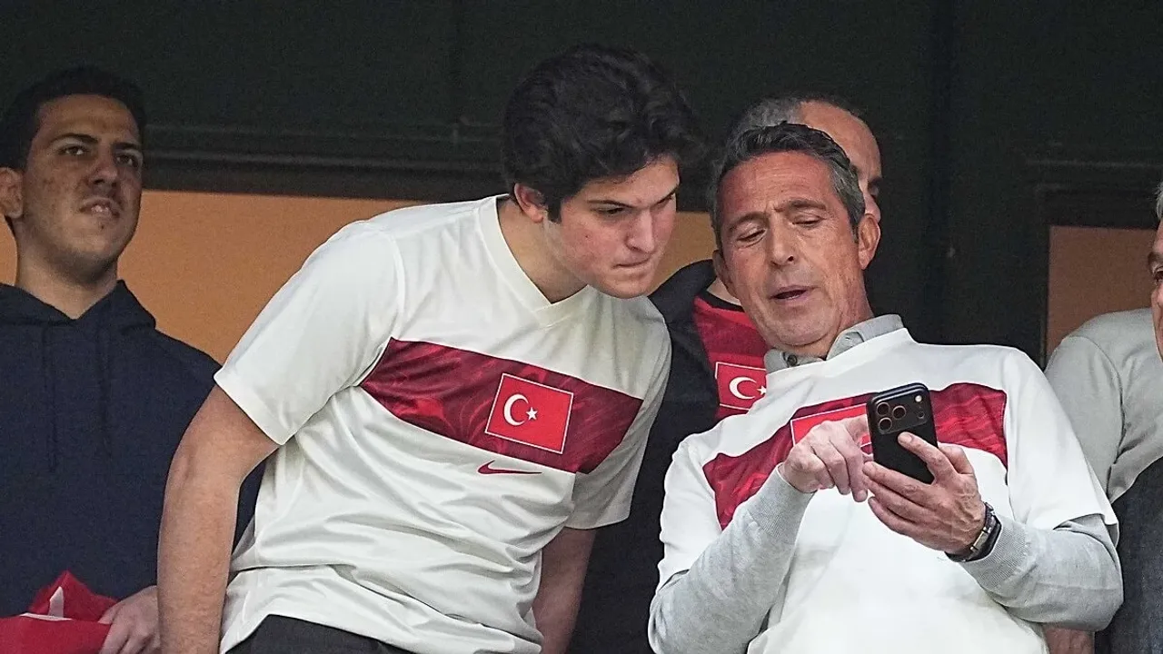 Millî Maç Tribünlerinde Büyük Şaşkınlık: Ali Koç ve Oğlundan Mert Hakan Formasıyla Olay Destek!