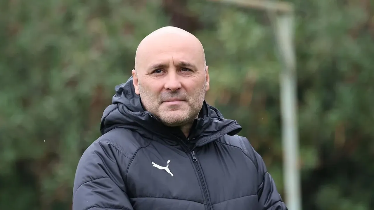 Antalyaspor'da Kurtarıcı Beklentisi: <span style='color: #f59e0b;'>Sami Uğurlu</span> Dümeni Devraldı!