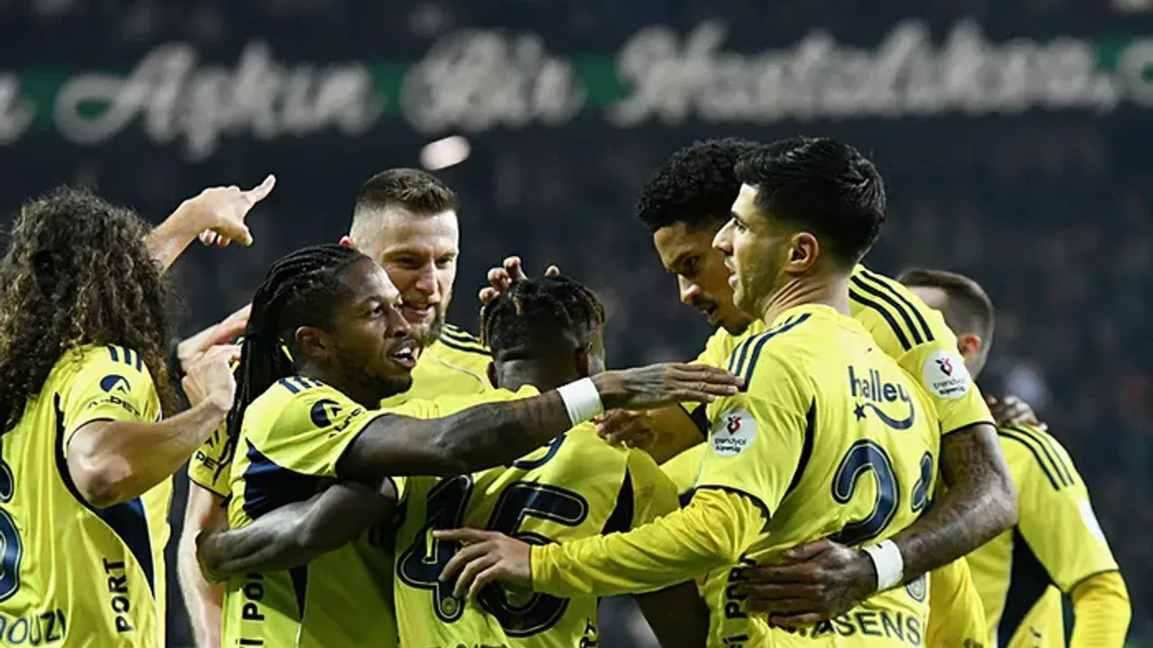 Ziraat Türkiye Kupası'nda İlk Yarı Raporu: Fenerbahçe Erzurumspor FK Maçına Tempolu Başladı!