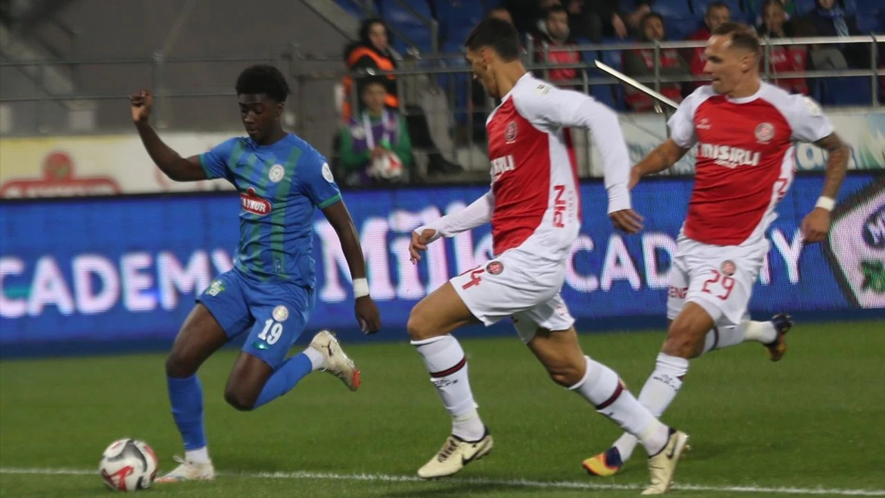 Rizespor'dan Uzun Aradan Sonra Zafer! Mocsi, Fatih Karagümrük'ü Yıktı