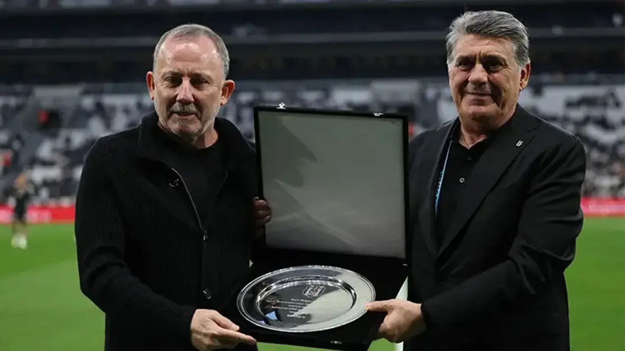 Beşiktaş'ın Efsanesi Sergen Yalçın'a Yüzüncü Süper Lig Maçı Şerefine Özel Plaket!