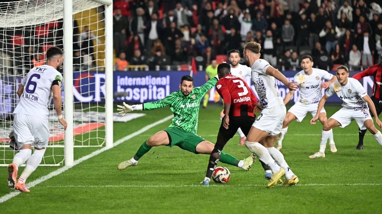 Gergin Maçta Eyüpspor, Gaziantep FK'yı Devirdi: Boateng'in Tartışmalı Golü Ortalığı Karıştırdı!