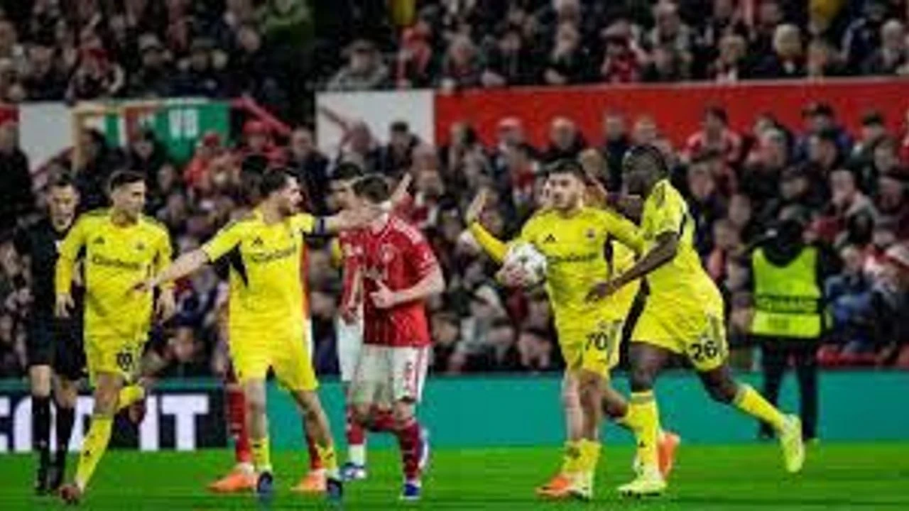 Fenerbahçe'ye UEFA'dan Ağır Darbe: Avrupa Deplasmanında Taraftar Yasağı ve Rekor Ceza!