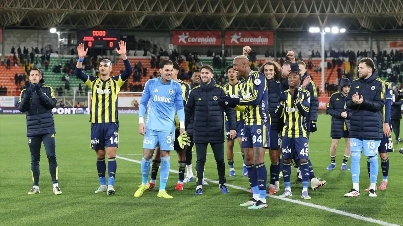 Fenerbahçe'ye Hava Engeli: Alanya Zaferi Sonrası İstanbul Dönüşü Ertelendi!
