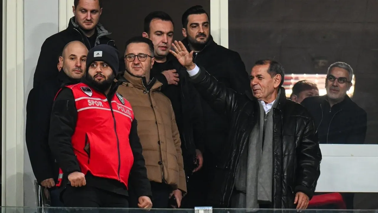 Galatasaray Başkanı Dursun Özbek'ten Çarpıcı Açıklamalar: Erden Timur Mesajı, Transfer Süreci ve Eleştirilere Sert Yanıt!
