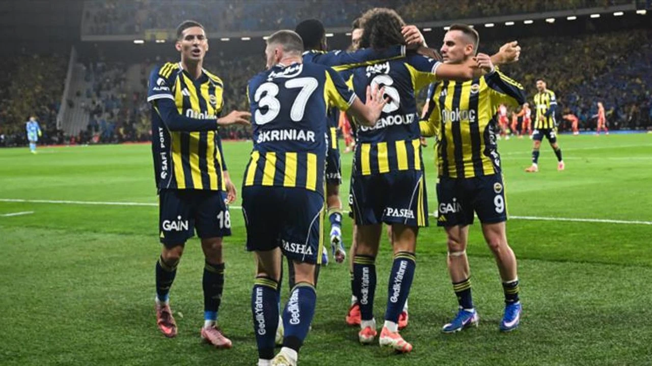 Süper Lig'de Zirve Mücadelesi: Alanyaspor-Fenerbahçe Maçının Kritik 11'leri Belli Oldu!