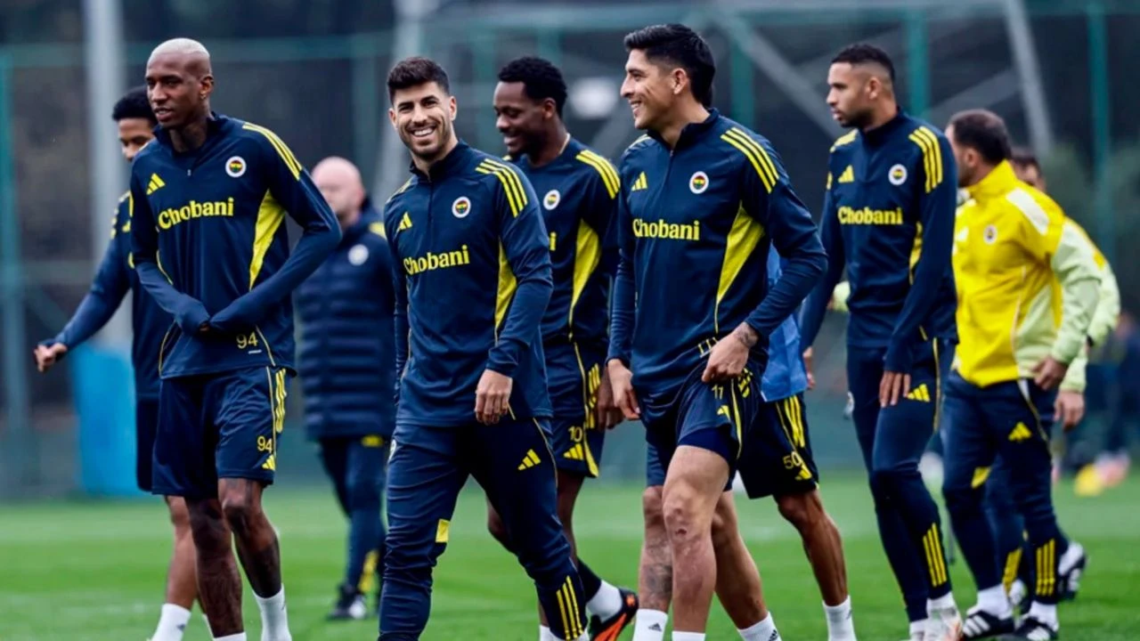Fenerbahçe'den Plzen Deplasmanı Öncesi Kritik Kadro Kararı: Eksikler Dikkat Çekiyor!