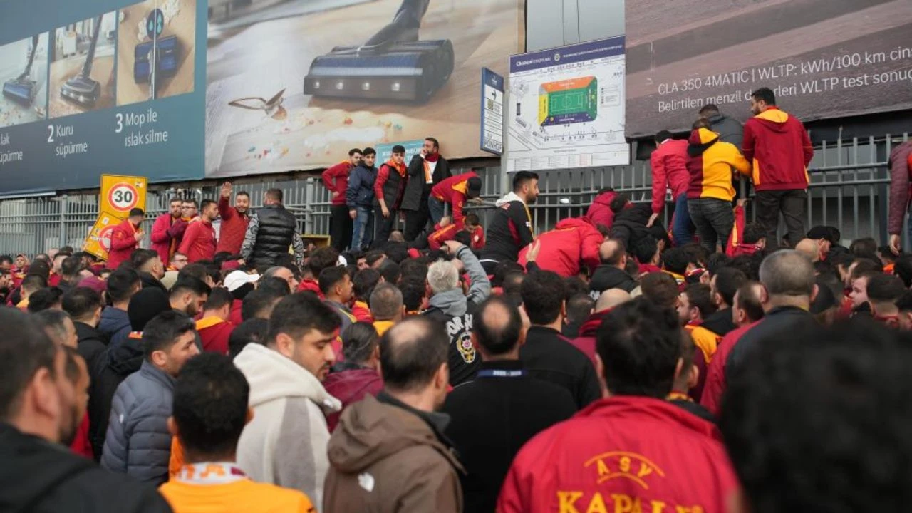 Dev Derbiye Doğru: Galatasaraylı Taraftarlar Kadıköy Yollarında!