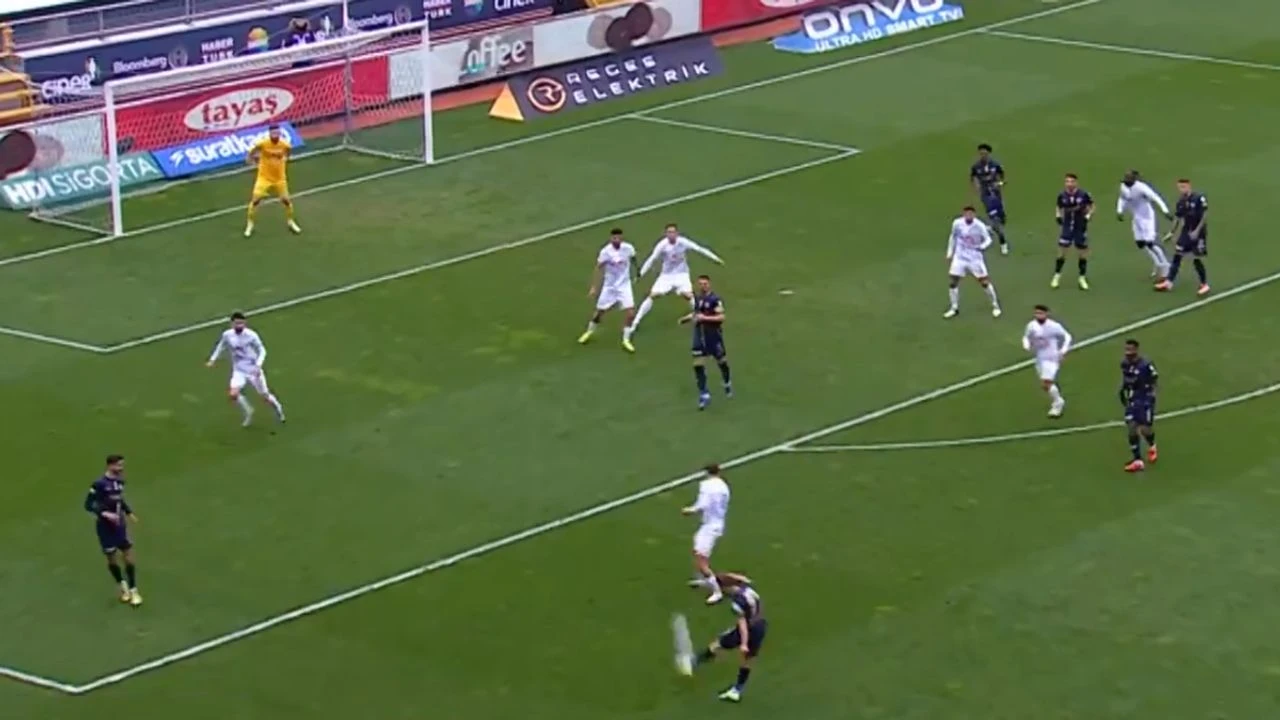 Muhteşem Gol! Kasımpaşa'nın Yıldızı Kevin Rodrigues, <span style='color: #f59e0b;'>Puskas Ödülü</span> Adayları Arasında!