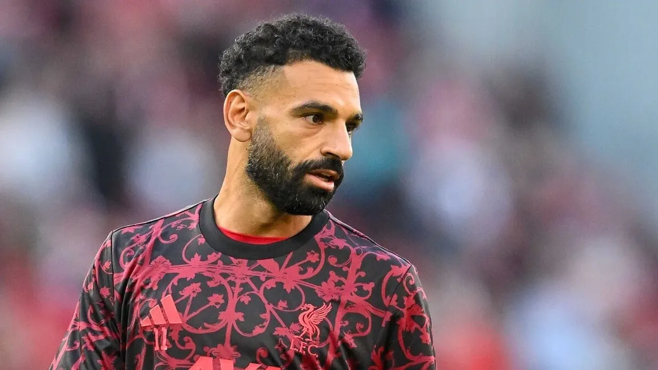 Mo Salah'ın Gündem Yaratan Noel Pozu: Sosyal Medya İkiye Bölündü, Perde Arkası Şaşırttı!