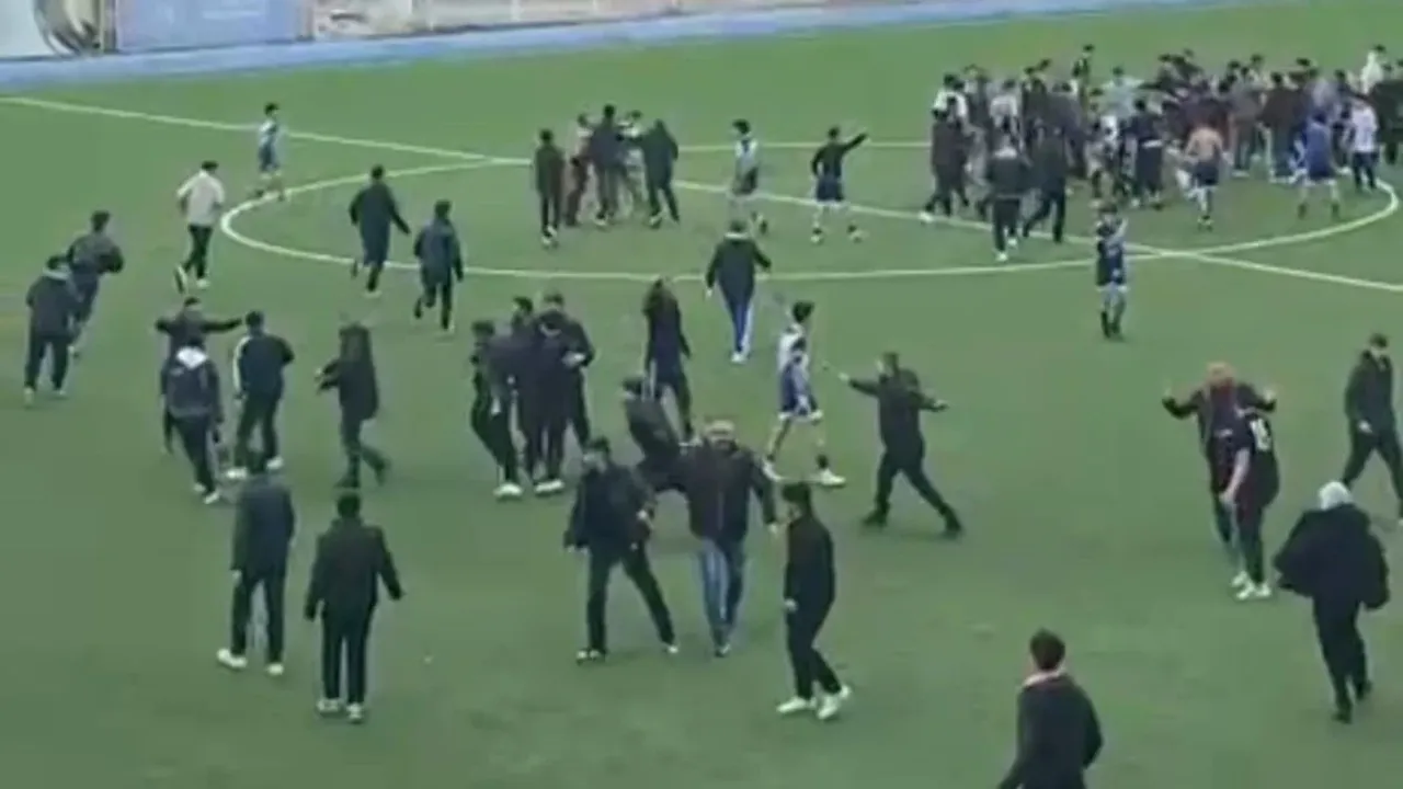 Adana Kozan'da Liseler Arası Futbol Şampiyonası'nda Şok Gelişme: Saha Karıştı, Maç Yarıda Kaldı!