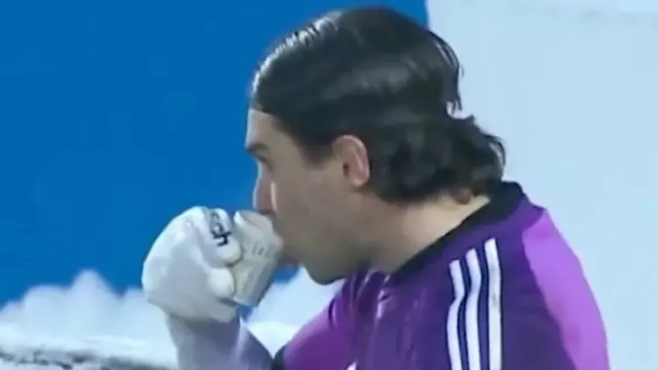 1. Lig'de Buz Kesen Anlar: Erzurumspor Kalecisi Orbanic'ten Sahada Çay Molası!