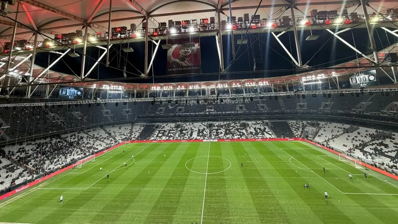 Derbi Öncesi Beşiktaş'tan Tüpraş Stadyumu Zemini İçin Flaş Açıklama!