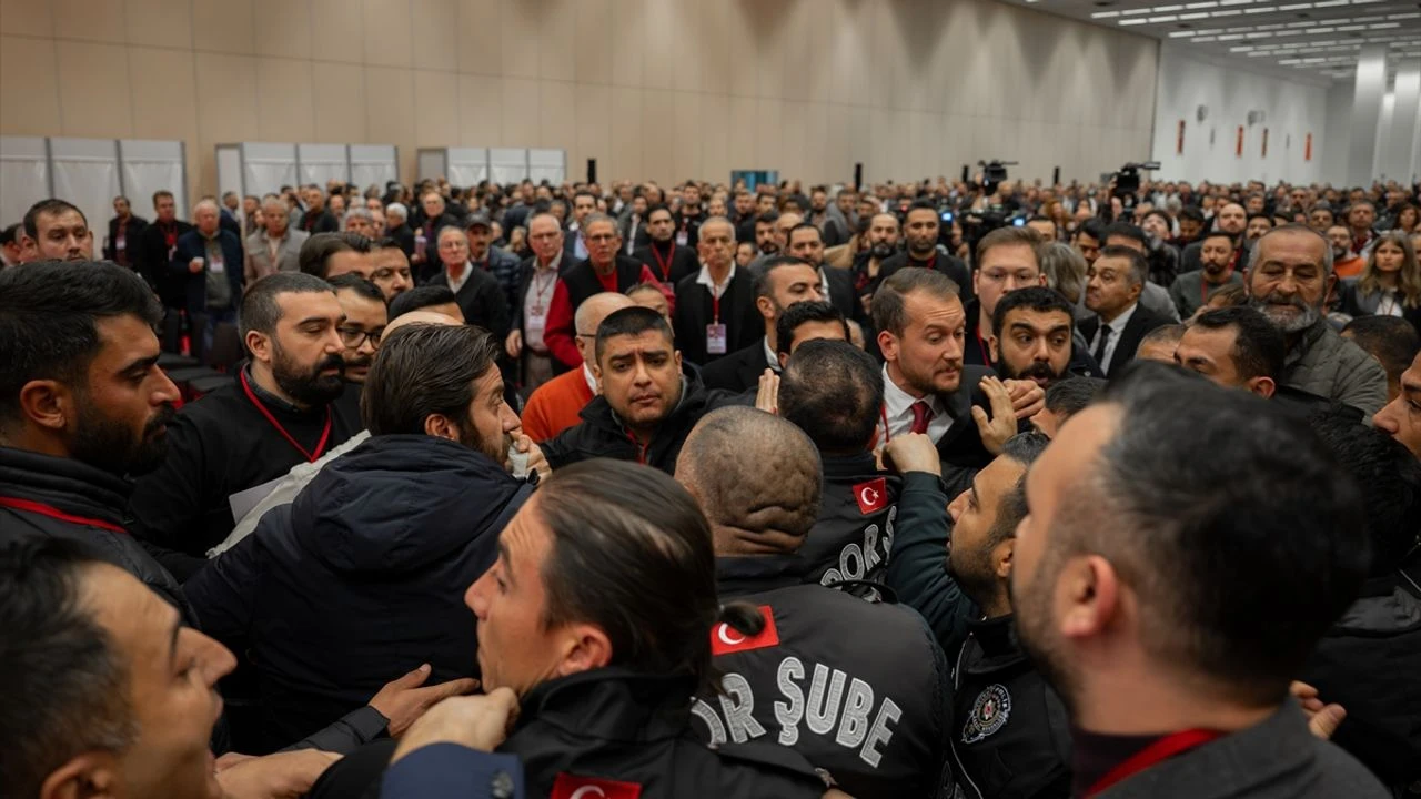 Gençlerbirliği'nde Yeni Dönem Başladı: Olaylı Genel Kurul Sonrası Arda Çakmak Başkanlık Koltuğunda!