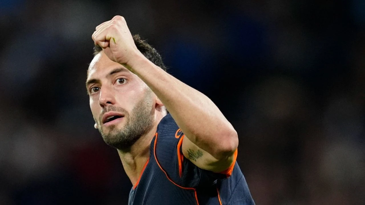 Hakan Çalhanoğlu İtalya'yı Sallıyor: Inter'in Yeni Orkestra Şefi!