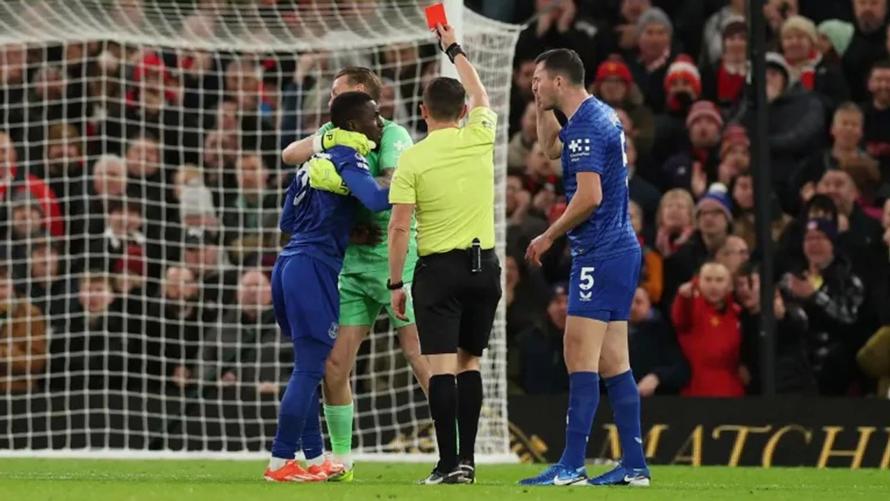 Premier Lig'de Skandal An! Gueye, Takım Arkadaşı Keane'e Tokat Attı, Kırmızı Kart Gördü