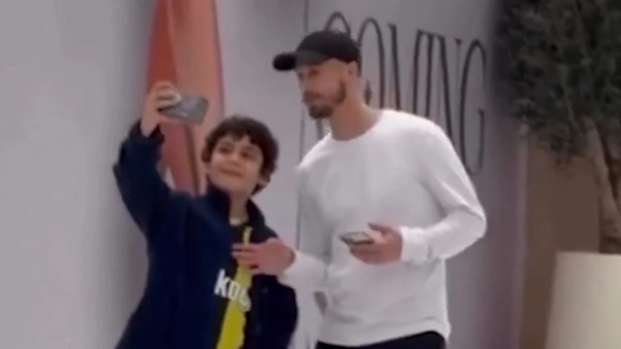 Vaclav Cerny’den Tepki Çeken Hareket: Fenerbahçe Armasını Kapattı