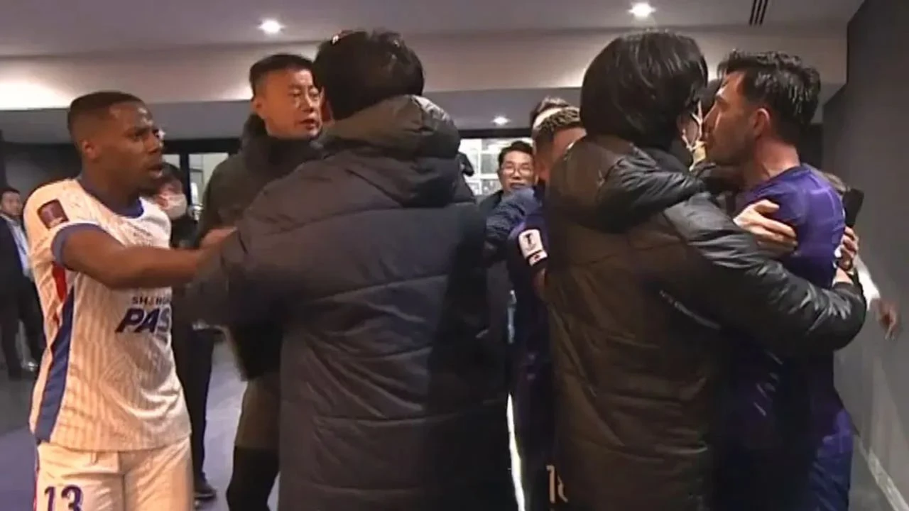 Asya Şampiyonlar Ligi'nde Tansiyon Yükseldi: Tolgay Arslan Tünelde Karıştı!