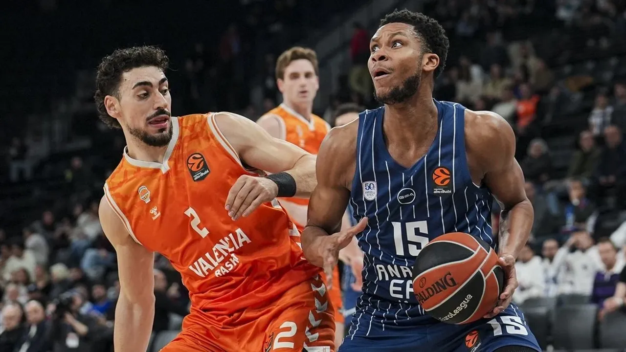 EuroLeague'de Nefes Aldı! Anadolu Efes, Valencia Engelini Aşarak Galibiyet Hasretine Son Verdi
