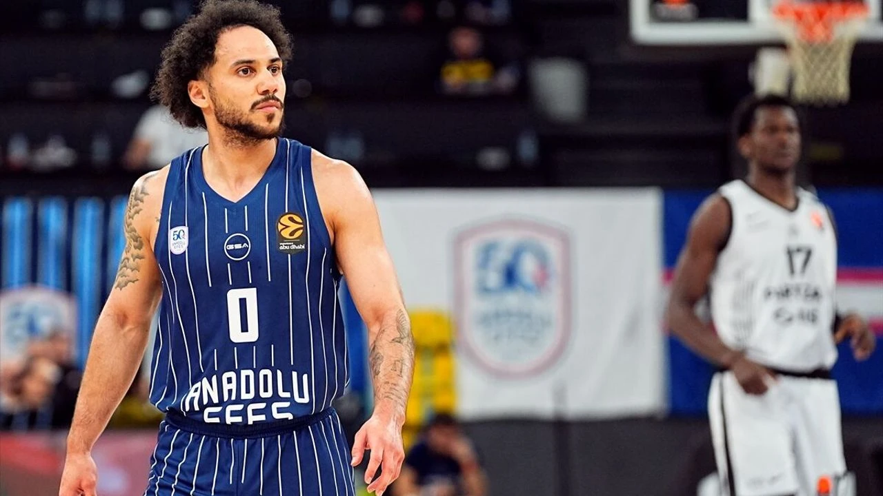 Shane Larkin Sahalara Döndü: Anadolu Efes'in Kaptanının Destansı Geri Dönüşü!