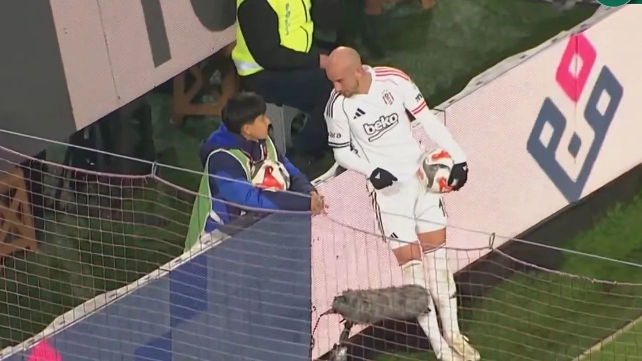 Vaclav Cerny'den Derbide Yürekleri Isıtan An: Minik Taraftara Özel Diyalog!