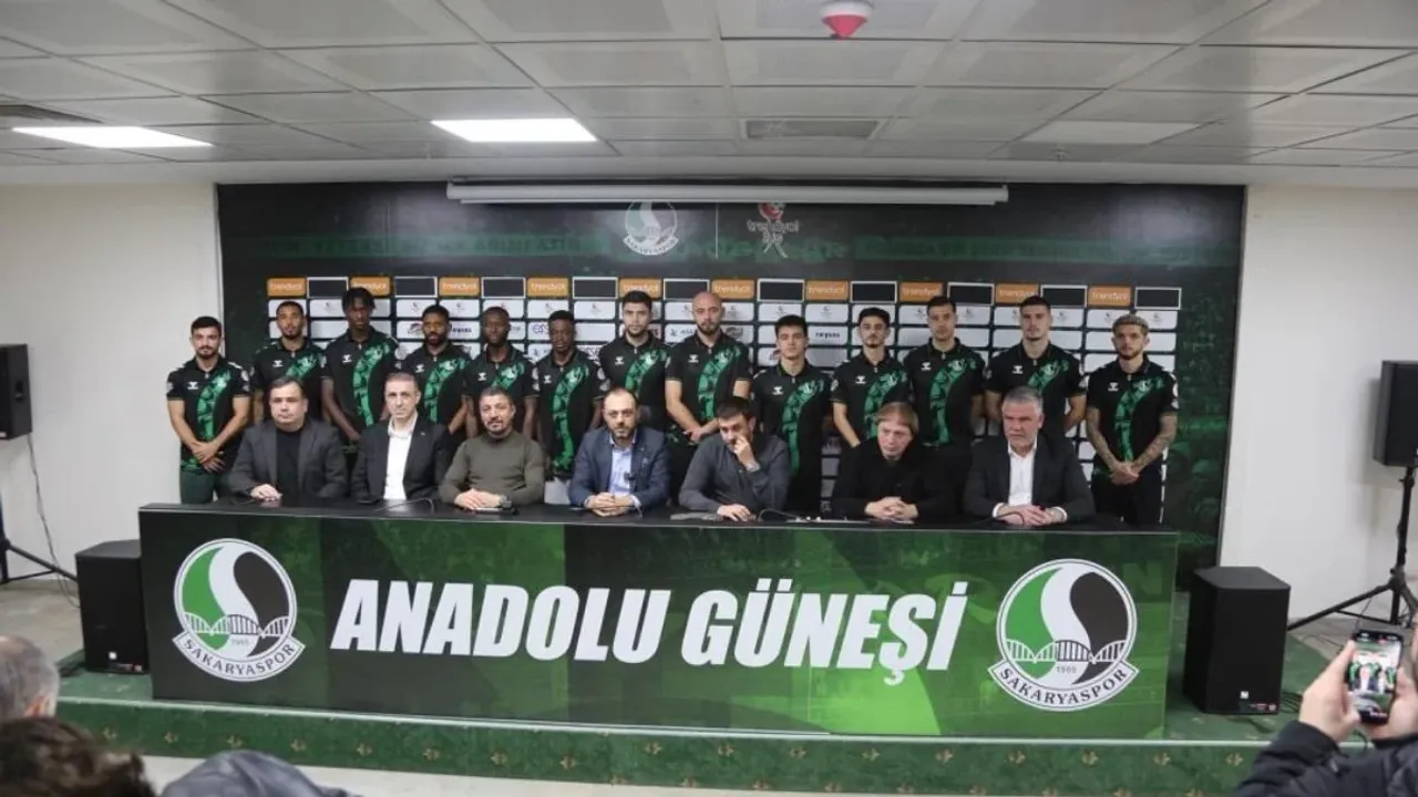 Sakaryaspor'dan Transfer Şovu: 1. Lig Devi Kadrosunu 13 Yıldızla Güçlendirdi!