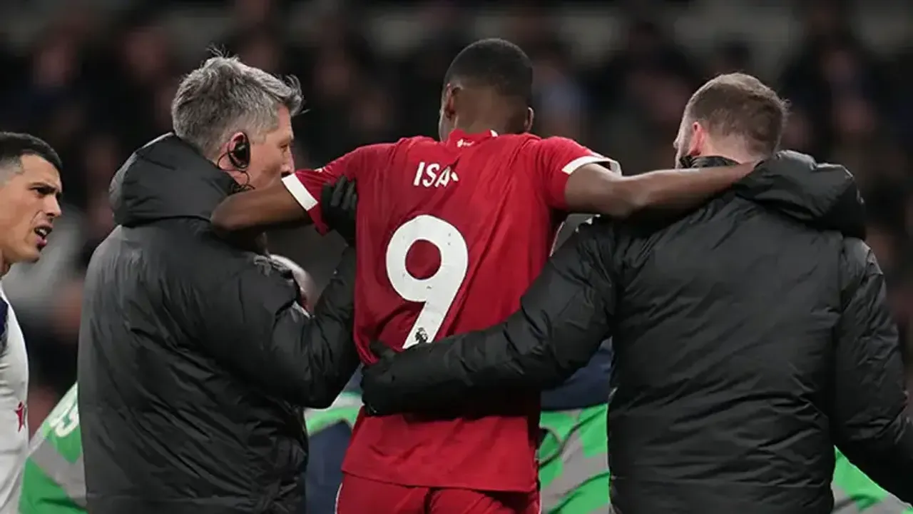 Futbolda Fair-Play Örneği: Van de Ven'den Sakatlanan Isak'a Geçmiş Olsun Mesajı