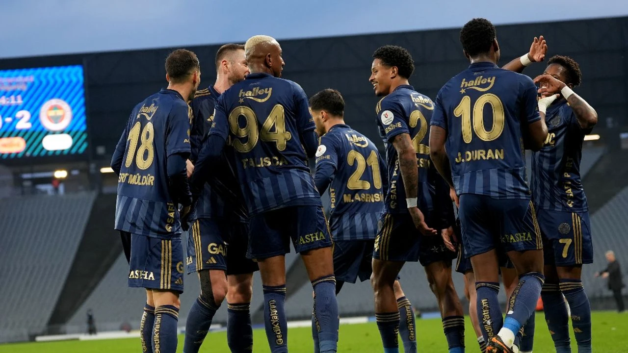 Zirvenin Tek Sahibinden Tarihi Başarı: Fenerbahçe, Süper Lig İlk Yarısını Namağlup Bitirdi!