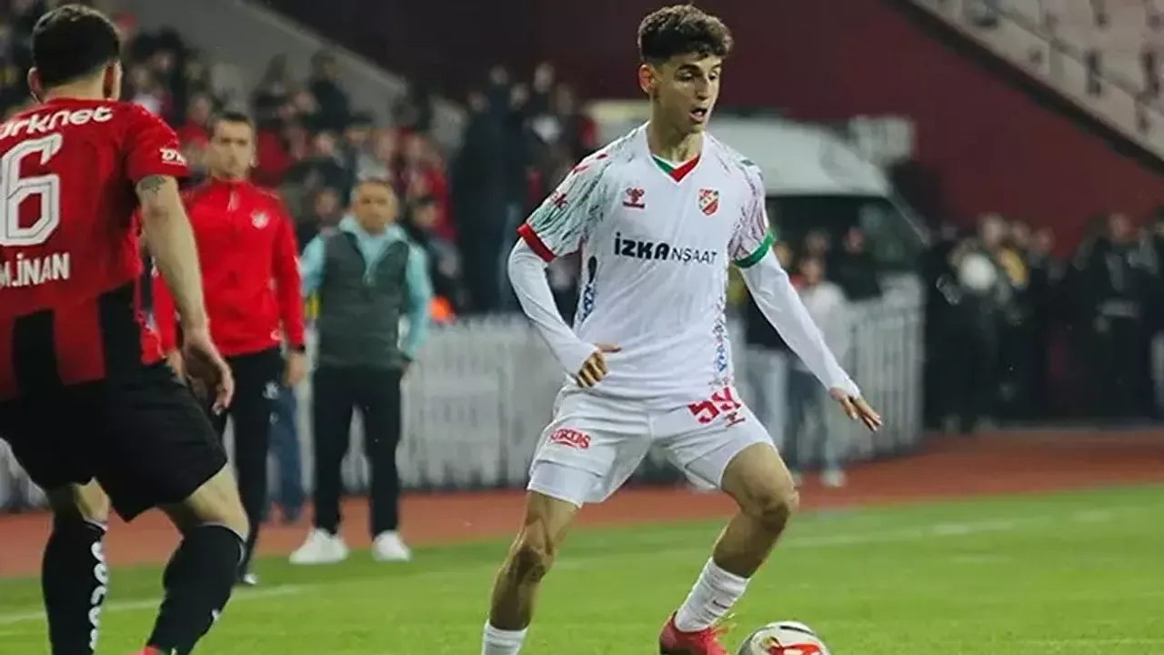 Karşıyaka'nın Yeni Umudu: 18 Yaşındaki Adem Yeşilyurt Sahneye Çıktı!