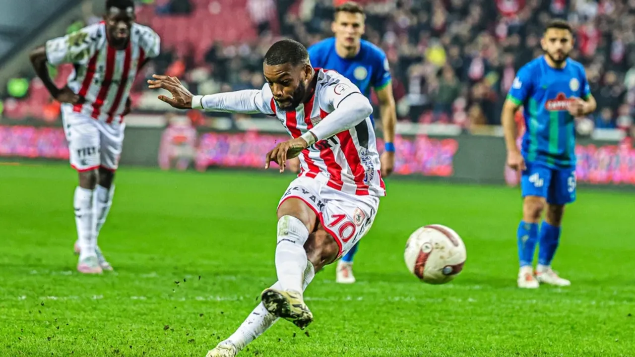 Karadeniz Derbisi'nde İlk Düdük Çaldı: Rizespor Evinde Samsunspor'u Ağırlıyor