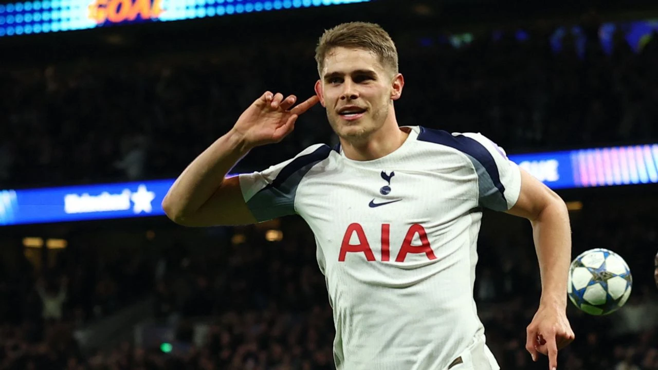 Tottenham'ın Savunma Sihirbazı Micky van de Ven'den 80 Metrelik Destansı Gol!
