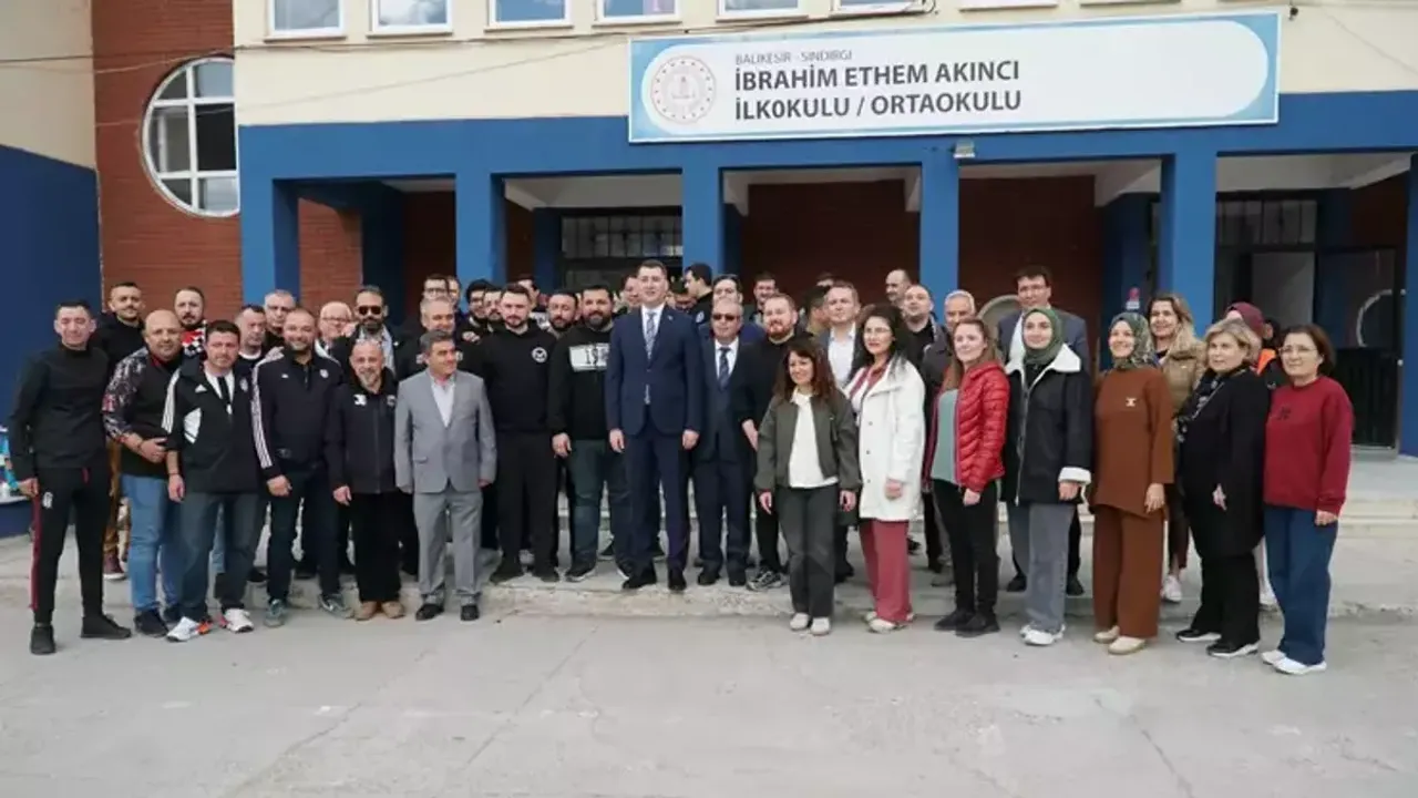 Kara Kartal'dan Sındırgı'ya Gurur Veren Destek: Beşiktaş Dernekleri Öğrencilerin Yüzünü Güldürdü