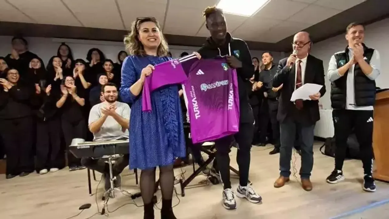 Kocaelispor'dan Öğretmenler Gününe Damga Vuran Dan Agyei Ziyareti!