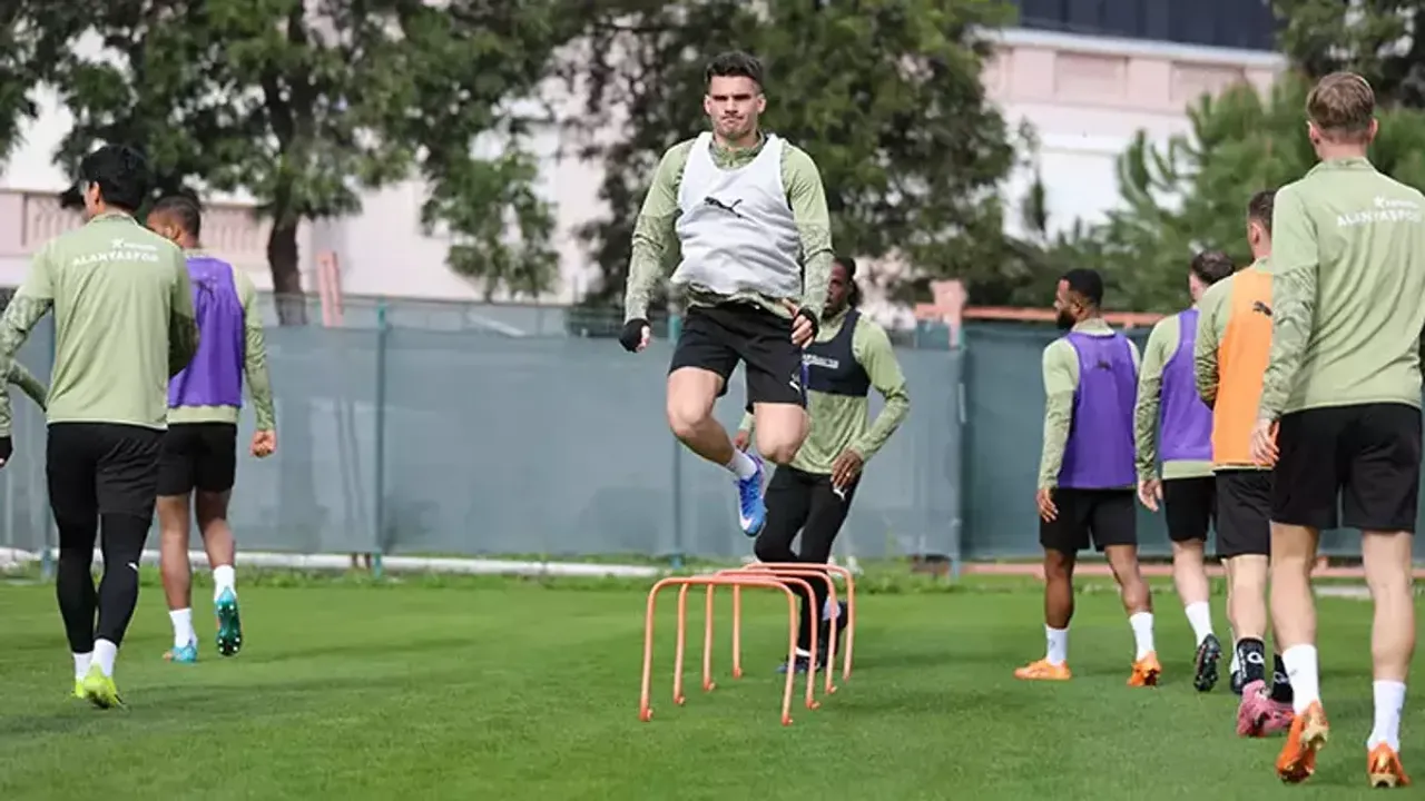 Süper Lig'de Heyecan Dorukta: Alanyaspor, Başakşehir Maçı Hazırlıklarına Hız Verdi!