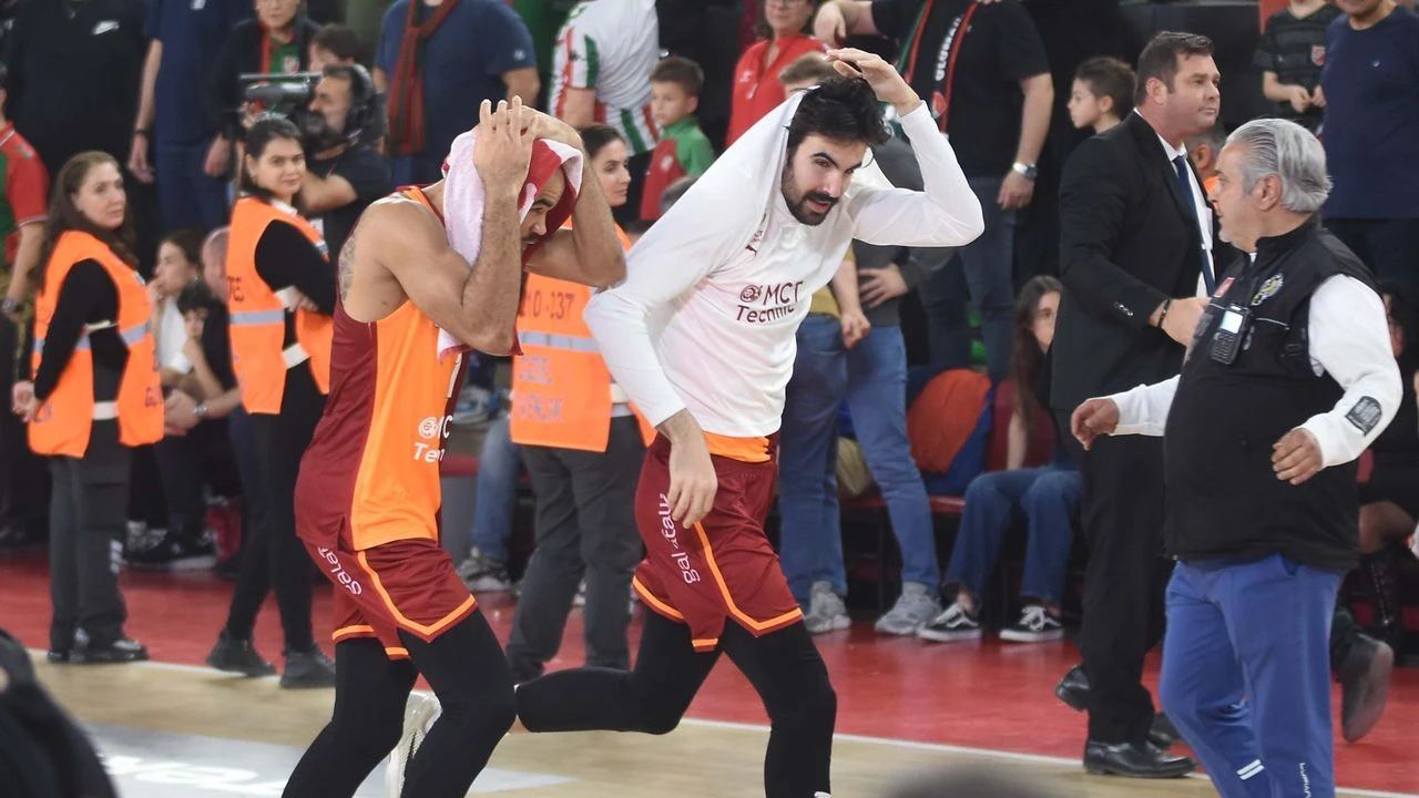 Gergin Maraton Galatasaray'ın Oldu: Karşıyaka'yı Olaylı Maçta Devirdiler!