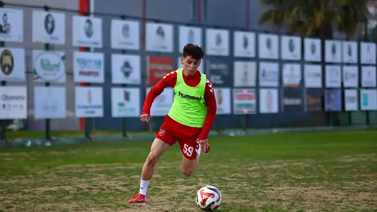 Bomba Transfer: Genç Yetenek Adem Yeşilyurt Fenerbahçe'de! Karşıyaka'ya Büyük Nefes