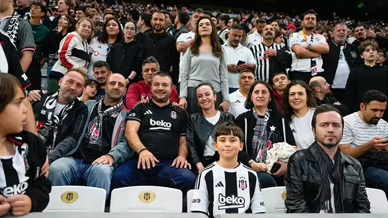 Beşiktaş'tan Öğretmenler Günü'ne Tüpraş Stadyumu'nda Anlamlı Jest