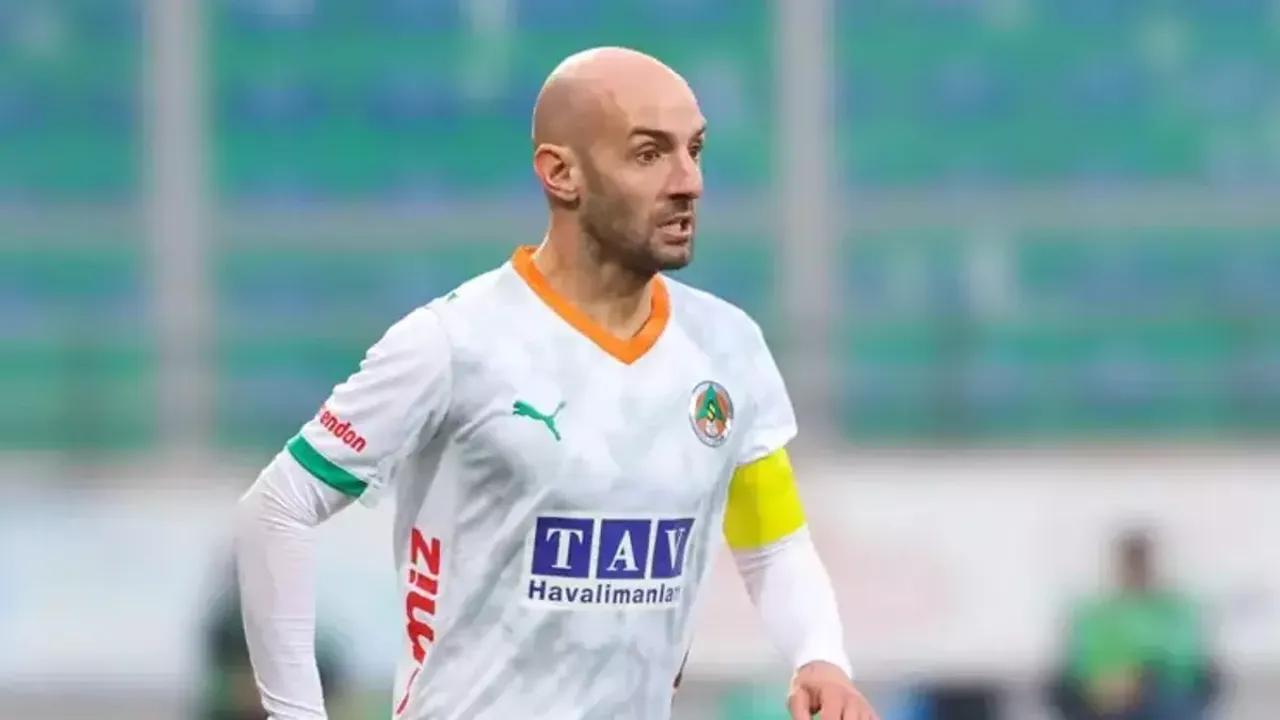 Efecan Karaca'dan Sevindirici Haber: Ameliyatı Başarıyla Tamamlandı