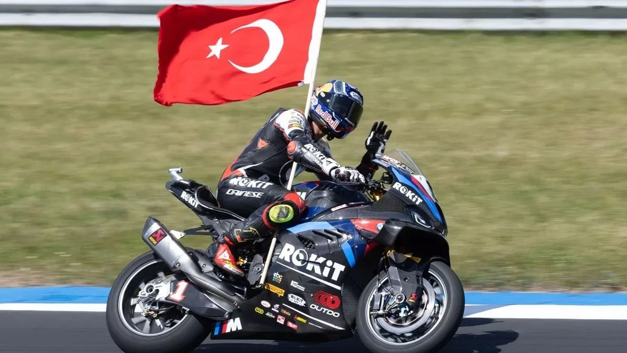 Toprak Razgatlıoğlu 3. kez Dünya şampiyonu!