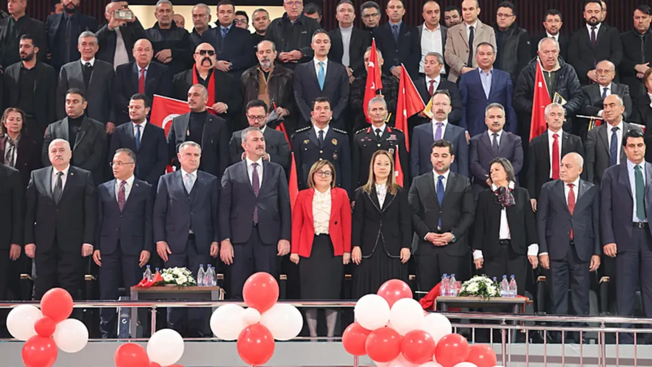 Gaziantep'e Modern Bir Spor Anıtı: Kamil Ocak Salonu Açıldı, Bakan Bak'tan Gençlere Sağlıklı Yaşam Manifestosu!