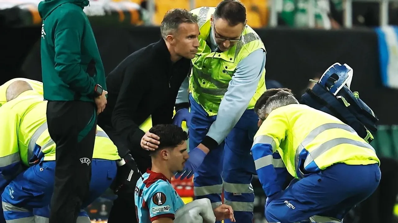 Van Persie'ye Oğul Şoku: Shaqueel Sakatlandı, Avrupa Gecesi Kabusa Döndü!