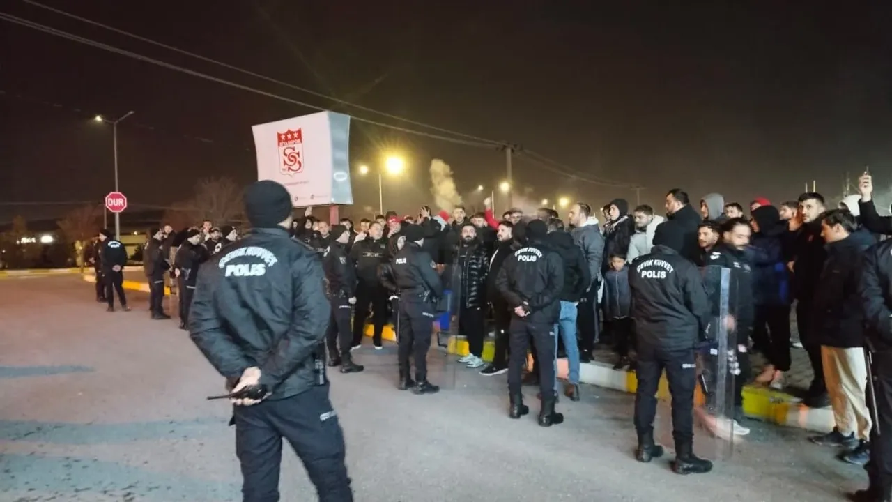 Sivasspor'da Ateşli Karşılama: Adana Demirspor Beraberliği Sonrası Taraftardan Tesislerde Protesto