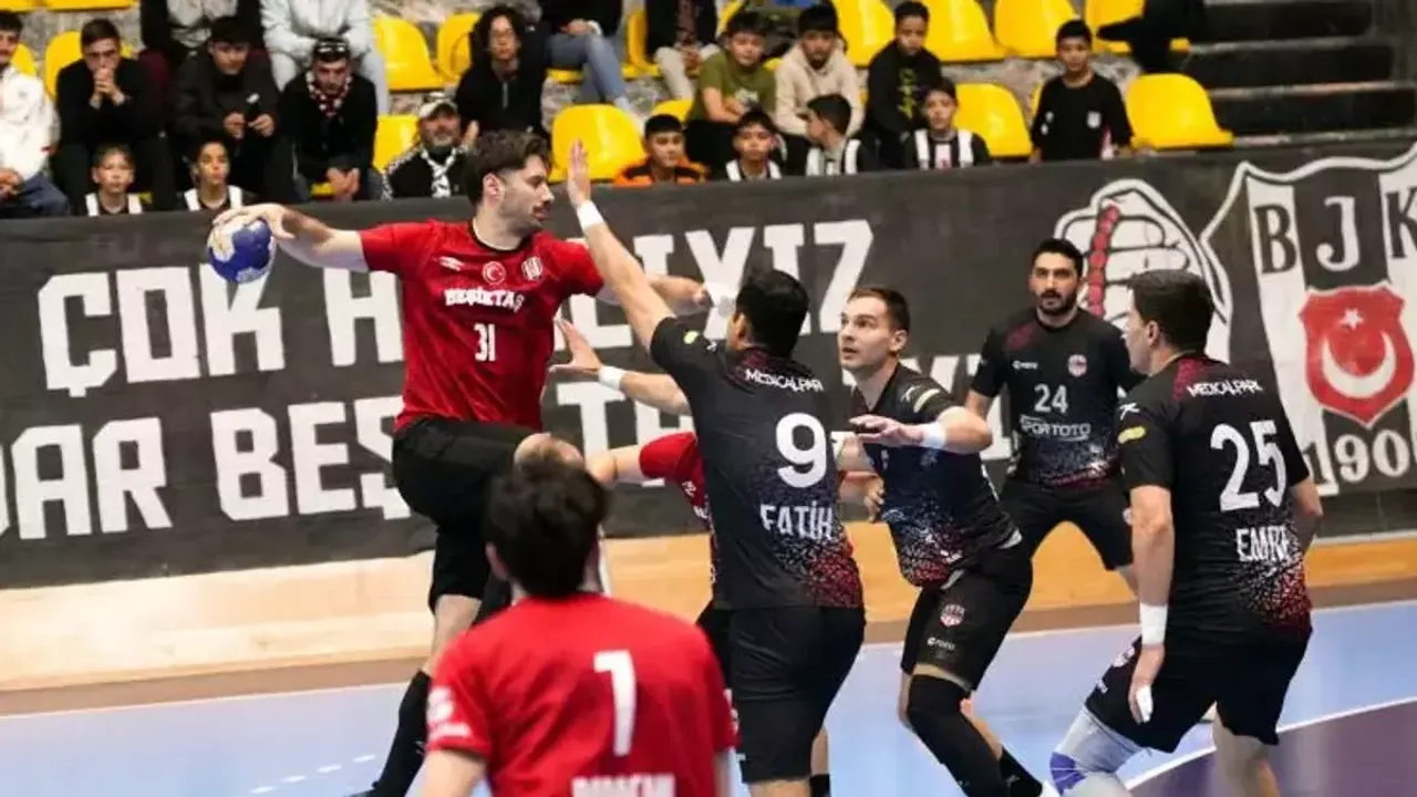 Beşiktaş Hentbolda İstanbul Deplasmanını Fırtına Gibi Geçti: Zirve Takibi Sürüyor!