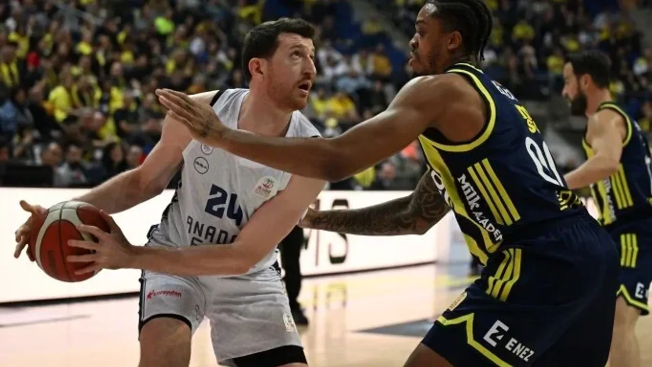 Nefes Kesen Derbi: Fenerbahçe Beko, Anadolu Efes'i Uzatma Dramasıyla Devirdi! Ligde 10. Zafer