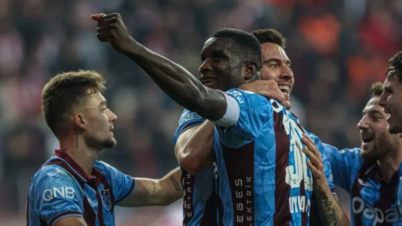 Bordo-Mavililerin Golcüleri Süper Lig'in Zirvesine Göz Kırpıyor: Onuachu Liderlik Koltuğunda!