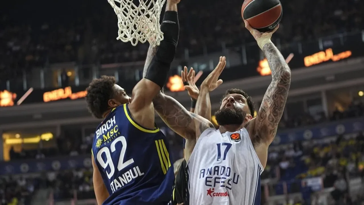 Fenerbahçe, EuroLeague Derbisinde Anadolu Efes'i Parkeye Gömdü!