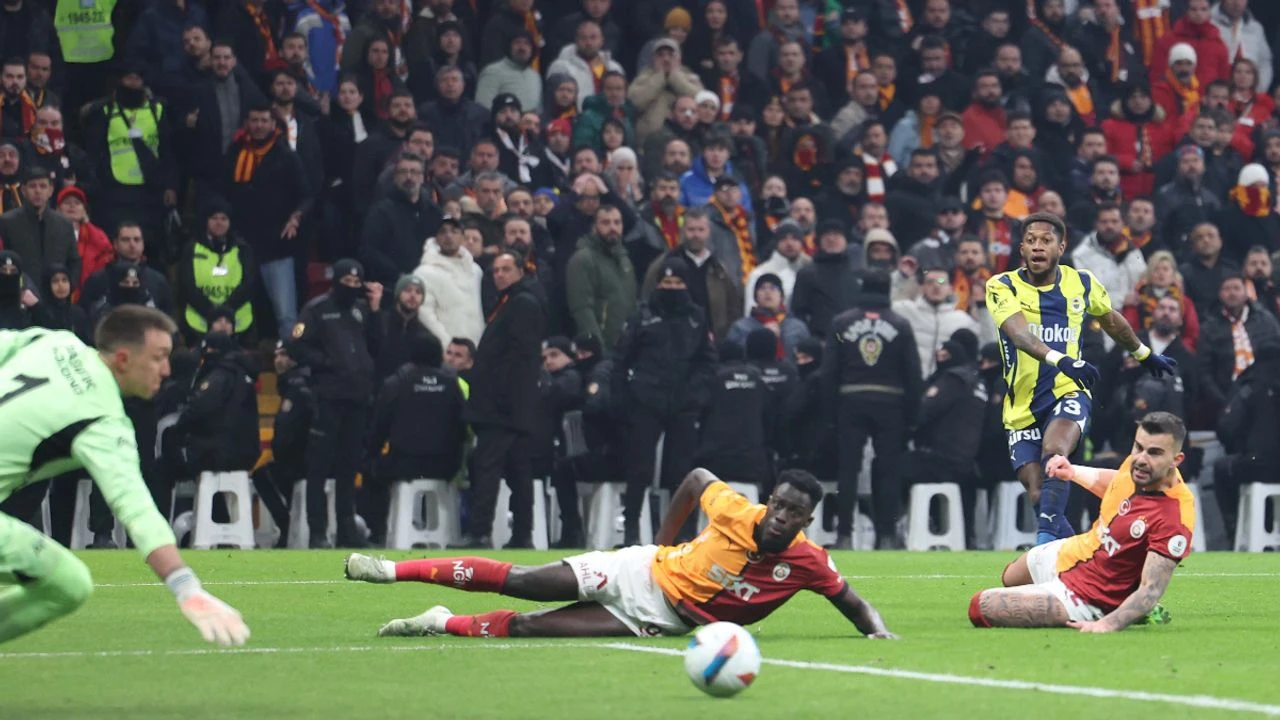 Süper Lig'de Nefesler Tutuldu: Kadıköy'deki Dev Düelloda Liderlik El Değiştiriyor mu?